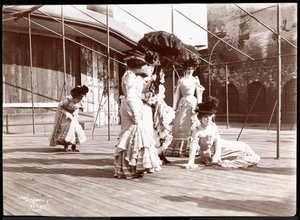 Viisi pukupukuista näyttelijää harjoittelemassa luultavasti New York Theatren katolla, New York, 1900 (hopeagelatiiniprintti)